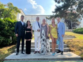 Corina, nora lui Adrian Năstase, este însărcinată. Vestea a venit chiar în ziua în care fostul prim-ministru și soția au împlinit 40 de ani de căsnicie. Au deja doi nepoți de la fiul cel mare