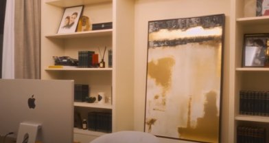 O nouă demonstrație de opulență, marca Selly! Cum arată noul lui apartament, recent renovat, într-una din zonele de lux ale capitalei. Selly are propriul birou acasă
