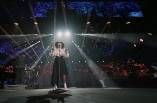 Marina Voica, apariție de senzație la festivalul Mamaia. A urcat pe scenă la aproape 90 de ani. A purtat tocuri în timpul spectacolului