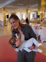 Claudia Puican, aspru criticată în online după ce a postat un videoclip de la repetiții, în timp ce-și alăptează copilul. "O să rămână surd copilul ăla". Are patru luni și jumătate