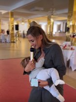 Claudia Puican, aspru criticată în online după ce a postat un videoclip de la repetiții, în timp ce-și alăptează copilul. "O să rămână surd copilul ăla". Cântăreața a făcut fertilizare in vitro pentru a rămâne însărcinată