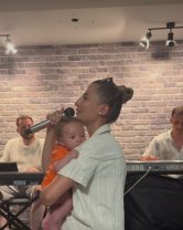 Claudia Puican, aspru criticată în online după ce a postat un videoclip de la repetiții, în timp ce-și alăptează copilul. "O să rămână surd copilul ăla". Nu este prima oară când cântă cu el în brațe