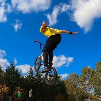 Cum arată fiul cel mare al lui Andi Moisescu. David, extrem de discret și modest, este pasionat de sporturile extreme. Omul de televiziune nu se consideră un tată sever
