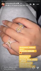 Noul iubit al lui Betty Salam i-a pus inelul pe deget, la o lună de când ea a divorțat. "Mulțumesc, iubirea mea". I-a oferit nu unul, ci două inele