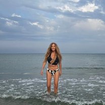Cum arată Tania Budi în costum de baie, la 57 de ani. Și-a arătat corpul în toată splendoarea, fără filtre și artificii. Pe abdomen se văd urmele trecerii timpului