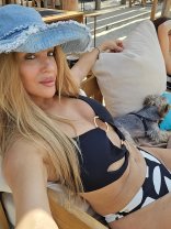 Cum arată Tania Budi în costum de baie, la 57 de ani. Și-a arătat corpul în toată splendoarea, fără filtre și artificii. Și-a petrecut finalul de vară la mare