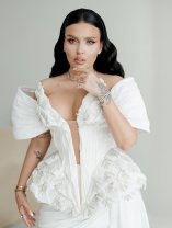 Oana Radu s-a căsătorit pe plajă, la malul mării, cu Șerban Bălăban. Ce rochie de mireasă a ales pentru ziua cea mare, 4 septembrie 2025