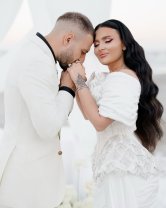Oana Radu s-a căsătorit pe plajă, la malul mării, cu Șerban Bălăban. Ce rochie de mireasă a ales pentru ziua cea mare, când s-a măritat cu toboșarul din trupa ei