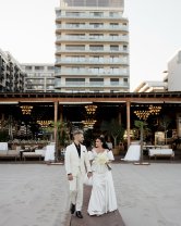 Oana Radu s-a căsătorit pe plajă, la malul mării, cu Șerban Bălăban. Ce rochie de mireasă a ales pentru ziua cea mare. Partenerul ei și-a asortat cămașa cu batista și pantofii