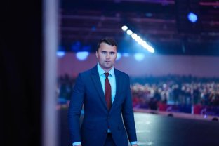 Charlie Kirk, un cunoscut activist politic american a fost împușcat mortal, în gât, în cadrul unui eveniment public. Gloanțele erau inscripționate. Avea 32 de ani