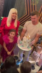 Eva, fetița Elenei Udrea, a împlinit 7 ani. Imagini de la prima aniversare a copilei alături de mama ei, după aproape 4 ani de închisoare. Copila a primit un tort cu tematică