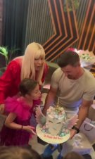 Eva, fetița Elenei Udrea, a împlinit 7 ani. Imagini de la prima aniversare a copilei alături de mama ei, după aproape 4 ani de închisoare. Este rodul iubirii dintre politiciană și Adrian Alexandrov