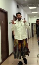 Smiley, ținta comentariilor acide la adresa ținutei de naș. Internauții susțin că tatăl lui se îmbracă mai bine decât el. În general, vestimentația lui nu e pe placul fanilor