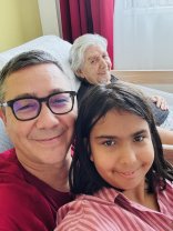 Victor Ponta și-a aniversat mama și fiica adoptivă! Ce mesaj emoționant a transmis pentru cele mai importante ființe din viața lui. A pus și o fotografie cu ele pe Facebook