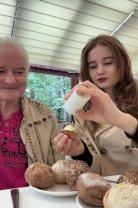 Irina Columbeanu este o fiică model. Și-a scos tatăl la restaurant și a avut grijă să-i taie friptura și să-l șteargă la gură. Au avut parte de o masă aleasă
