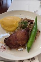 Irina Columbeanu este o fiică model. Și-a scos tatăl la restaurant și a avut grijă să-i taie friptura și să-l șteargă la gură. Au mâncat pulpă de rață