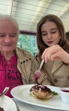 Irina Columbeanu este o fiică model. Și-a scos tatăl la restaurant și a avut grijă să-i taie friptura și să-l șteargă la gură. Tânăra a postat imaginile pe TikTok