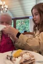 Irina Columbeanu este o fiică model. Și-a scos tatăl la restaurant și a avut grijă să-i taie friptura și să-l șteargă la gură. A primit felicitări pentru bunătatea ei