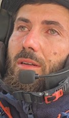 Povestea care a înlăcrimat o țară întreagă! Un tânăr român lucrează 14 ore pe zi pentru a-și salva iubita bolnavă, care a rămas cu probleme în urma unui accident