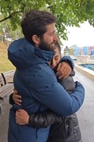 Povestea care a înlăcrimat o țară întreagă! Un tânăr român lucrează 14 ore pe zi pentru a-și salva iubita bolnavă. Acum se pregătesc să plece în America
