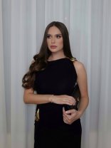 Elena Hagi nu se uită la bani când vine vorba de haine. Cât costă rochia neagră și pantofii de lux cu care s-a postat recent pe internet. Rochia este semnată de casa italiană Bottega Veneta
