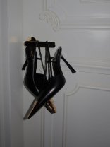 Elena Hagi nu se uită la bani când vine vorba de haine. Cât costă rochia neagră și pantofii de lux cu care s-a postat recent pe internet. Încălțările sunt de la brandul Saint Laurent