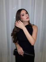 Elena Hagi nu se uită la bani când vine vorba de haine. Cât costă rochia neagră și pantofii de lux cu care s-a postat recent pe internet. Pantofii costă 1300 de euro