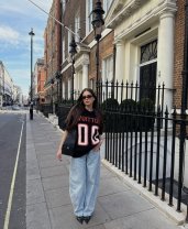 Elena Hagi nu se uită la bani când vine vorba de haine. Cât costă rochia neagră și pantofii de lux cu care s-a postat recent pe internet. Întotdeuna surprinde prin simplitate, eleganță și rafinament