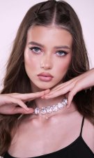 Iulia Albu nu are reguli pentru fiica ei adolescentă? Mikaela este elevă la liceu dar poartă machiaj și haine de adulți. Are 16 ani