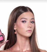 Iulia Albu nu are reguli pentru fiica ei adolescentă? Mikaela este elevă la liceu dar poartă machiaj și haine de adulți. Îi seamănă perfect mamei sale