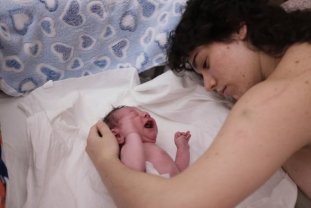 Cabiria Morgenstern, primele declarații de când a devenit mamă. Fiica Maiei Morgenstern are 26 de ani și partenerul ei de viață 63. Aceasta a apelat la ajutorul unei moașe