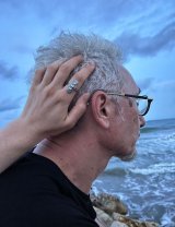 Cine este bărbatul de 63 de ani care a cucerit-o pe fiica de 26 de ani a Maiei Morgenstern. Ginerele este mai mare și decât soacra. Între el și Cabiria este o diferență de 37 de ani