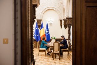 Maia Sandu, apariție discretă și elegantă la sfințirea Catedralei Mântuirii Neamului. Ce mesaj le-a transmis românilor. A discutat cu Nicușor Dan despre proiectele viitoare