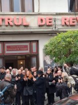 Horia Moculescu a fost condus pe ultimul drum în lacrimi și ropote de aplauze. Imagini dureroase cu Nidia și artiștii prezenți să-și ia rămas bun. Privegiul a avut loc în foaierul Teatrului de Revistă Constantin Tănase