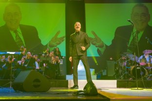 Aurelian Temișan a vărsat lacrimi de durere pe scena Teatrului Național la spectacolul dedicat lui Horia Moculescu. "L-am simțit aseară cu noi!". Artistul și soția sa au organizat concertul
