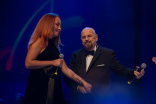 Aurelian Temișan a vărsat lacrimi de durere pe scena Teatrului Național la spectacolul dedicat lui Horia Moculescu. "L-am simțit aseară cu noi!". Nidia Moculescu a interpretat o piesă compusă de Adrian Daminescu