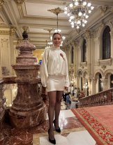 Laura Cosoi, pusă la zid de urmăritori după ce s-a fotografiat cu Nicușor Dan la Palatul Cotroceni