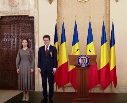 Cum s-a îmbrăcat Mirabela Grădinaru la recepția de 1 decembrie. Ce ținute au purtat vedetele prezente la Cotroceni. Soția președintelui a purtat o rochie gri