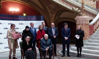 Victor Rebengiuc a fost premiat de Nicușor Dan cu premiul "România Europeană 2025". „Noi, românii, avem boala de a transforma multe lucruri vii în șabloane”. A fost însoțit de soția sa