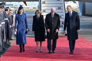 Kate Middleton, apariție de senzație la banchetul în cinstea președintelui Germaniei. La ce valoare este estimată tiara purtată de ea, din perioada Reginei Victoria. La primirea președintelui a ales să poarte un palton albastru