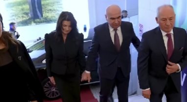 Premierul Ilie Bolojan s-a căsătorit în mare secret! Cum a apărut cu soția lui la braț la un eveniment în Viena, la Ambasada României de acolo
