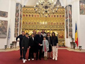 Maria și Traian Băsescu au sărbătorit 50 de ani de căsnicie. Cine le-a fost martor la slujba nunții de aur. Fiicele și nepoții au fost alături de ei