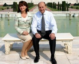 Maria și Traian Băsescu au sărbătorit 50 de ani de căsnicie. Cine le-a fost martor la slujba nunții de aur. Femeia a renunțat la cariera în turism când a devenit mamă