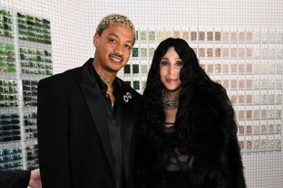 Cher, mireasă la aproape 80 de ani? Vedeta ar fi pregătită să-i spună marele "DA" iubitului cu 40 de ani mai tânăr. Are o relație stabilă cu Alexander Edwards
