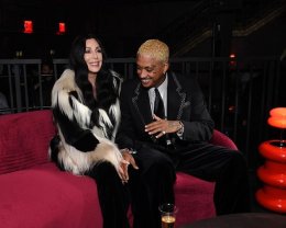 Cher, mireasă la aproape 80 de ani? Vedeta ar fi pregătită să-i spună marele "DA" iubitului cu 40 de ani mai tânăr. Rapperul Alexander Edwards are 39 de ani