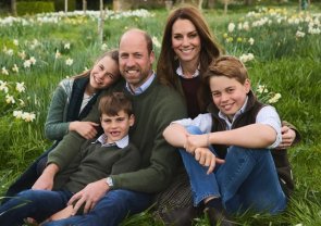 Kate Middleton radiază în felicitarea de Crăciun de anul acesta. Se vede cu ochiul liber că este mai sănătoasă ca oricând. Toată familia s-a fotogtafiat în primăvară pe un câmp de narcise
