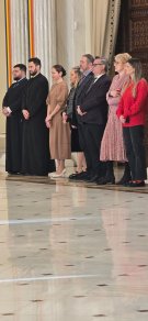 Mirabela Grădinaru a primit colindători la Cotroceni. Partenera lui Nicușor Dan a ascultat colindele copiilor cu ochii în lacrimi, în prag de sărbători, când președintele a fost plecat în Finlanda
