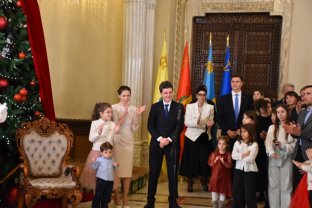 Fiul lui Nicușor Dan, din nou în atenția Românilor, după ce a întâmpinat colindătorii la Cotroceni. „Tare drăgălaș e băiețelul”, au scris oamenii în comentarii la vederea imaginilor