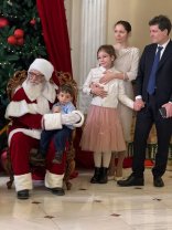 Fiul lui Nicușor Dan, din nou în atenția Românilor, după ce a întâmpinat colindătorii la Cotroceni. „Tare drăgălaș e băiețelul”. Imaginile cu el au stârnit numeroase reacții în online