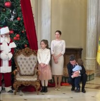 Fiul lui Nicușor Dan, din nou în atenția Românilor, după ce a întâmpinat colindătorii la Cotroceni. „Tare drăgălaș e băiețelul”. A ascultat cu atenție colindele celor din Satu Mare